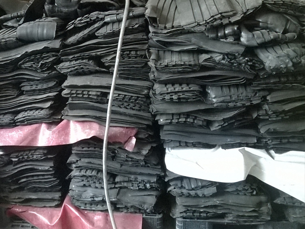 عملية تصنيع خلطات المطاط في مصنع KOS-PLAST