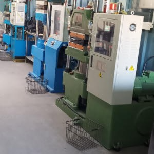 KOS-PLAST قاعة الإنتاج مع المواد والمعدات المطاطية